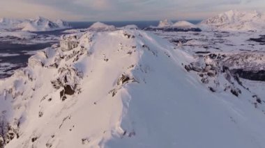 Norveç 'teki Lofoten arazilerinin kışın karla kaplı görüntüsü.