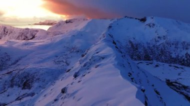 Norveç 'teki Lofoten arazilerinin kışın karla kaplı görüntüsü.