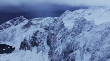 Norveç 'teki Lofoten arazilerinin kışın karla kaplı görüntüsü.