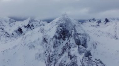 Norveç 'teki Lofoten arazilerinin kışın karla kaplı görüntüsü.