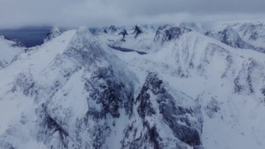 Norveç 'teki Lofoten arazilerinin kışın karla kaplı görüntüsü.