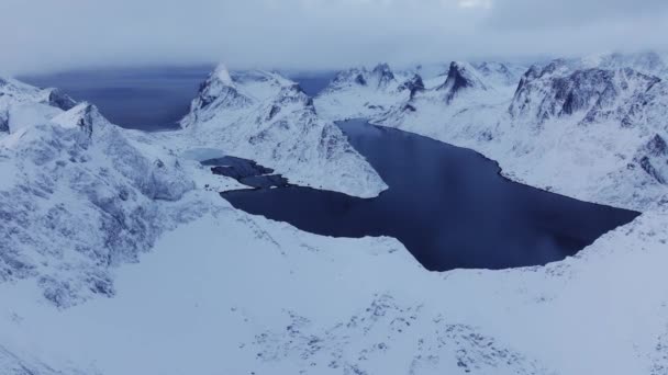 挪威罗浮敦峡湾的空中景观 冬季被雪覆盖 — 图库视频影像