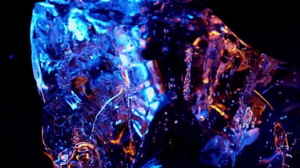 Cubo Hielo Encendido Luz Fuego Color Fondo Pantalla Abstracto — Vídeo de stock