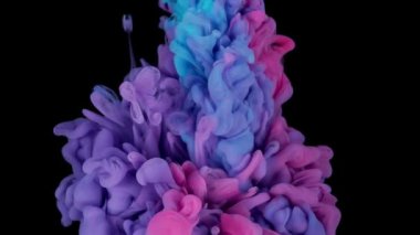 Mürekkep rengi geçiş efektini gösterir. Canlı mor duman dokusunda neon mavi sıvı sıçraması yaratıcı soyut arkaplan