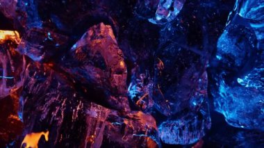 Renkli ateş ışığında buz küpü. soyut duvar kağıdı