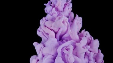 Karanlık Tuval üzerindeki Pembe Mürekkep Bulutları. Suyun içinde pembe ve mor mürekkep karışımı. Ağır çekim. Kara Arkaplan. Soyut Hareket Arkaplanı, Sanat Efektleri.