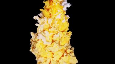 Soyut Sarı Boya ve Pembe Akrilik Mürekkep Siyah Tuval Üzerinde Büyüleyici Renkli Bulut Oluşturmak İçin Birleştiler