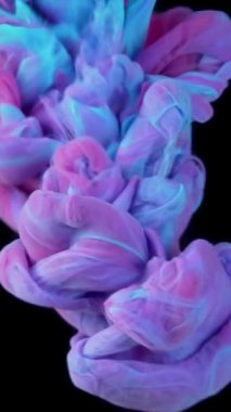 Yavaş Çekim Mürekkep Boyaları, Siyah Su Altında Büyüleyici Kırmızı-Mavi Soyutlama 'ya dönüşür. Yüksek kalite 4k görüntü