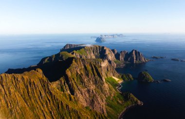 Norveç, Lofoten 'deki sivrisinek adasının havadan görünüşü, engebeli dağların gün doğumunda denize kavuşmasını gösteriyor.