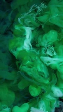 Canlı yeşil duman büyüleyici sanatsal kalıplarda kıvranıyor, arka plan ve çizimler için mükemmel hale getiriyor.