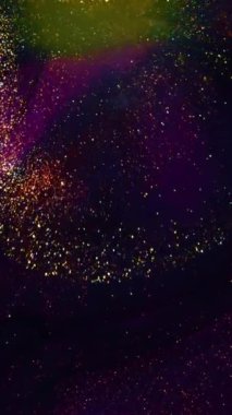 Değişen kozmik toz ve parlak yıldızlarla dolu renkli bir gece gökyüzünün nefes kesici ve büyüleyici görüntüsü.