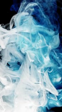 Karanlık bir arka planda mavi ve beyaz dumanın soyut bir tasviri, sakin bir ortam yaratıyor.