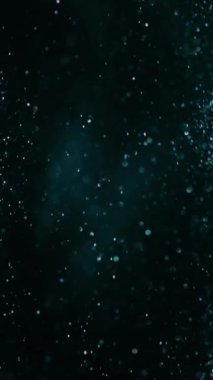 Parlayan yıldızlarla dolu göz kamaştırıcı koyu yeşil bir arka plan, çeşitli medya projeleri için ideal..