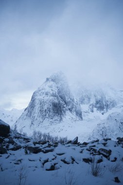 Puslarla kaplı görkemli kar örtülü bir dağın nefes kesici manzarası, büyüleyici kışları yakalıyor.