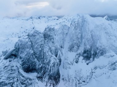 Uçsuz bucaksız karlı dağ manzaralarının nefes kesici manzarası doğanın görkemli buz gibi güzelliğini gözler önüne seriyor.