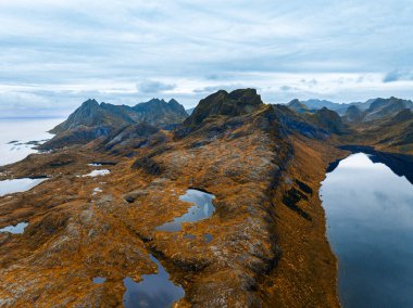 Uçsuz bucaksız dağların ve sakin su kütlelerinin soluk kesici görüntüsü..