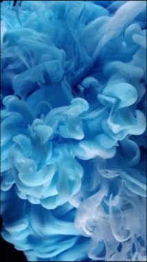 Büyüleyici ve güzel soyut mavi mürekkep desenleri yaratıcı görüntüler için suda zarifçe ve dinamik bir şekilde dönüyor.