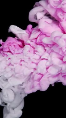 Pembe ve beyaz akrilik boya gri bir zemine karşı suda birbirine çarpar, renkli mürekkep renkli bir bulut gibi yayılır ve patlar, floresan ışık ve doğal parıltı gibi. Yavaş çekim