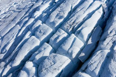 Bu hava görüntüsü doğanın sanatını güzel gösteren karmaşık buz oluşumlarını gözler önüne seriyor.