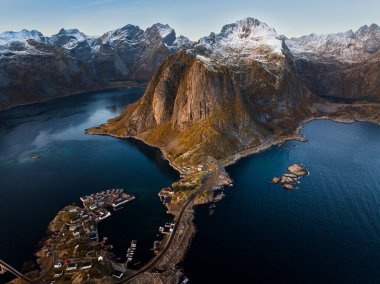 Sersemletici bir hava görüntüsü engebeli dağları ve Norveç 'in sakin sularını yakalıyor. Güzel fiyort bölgesi.