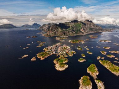 Bu hava görüntüsü, canlı doğa ve berrak, güzel sularla çevrili sakin bir ada köyünü gösteriyor.