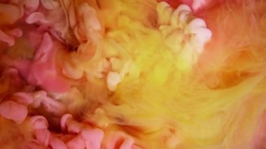Pembe, sarı ve beyaz dinamik girdaplar büyüleyici ve güzel bir soyut sanat eseri yaratır.