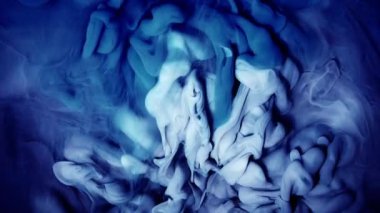 Büyüleyici ve büyüleyici soyut desenler suda mavi mürekkebin güzel harmanlanmasıyla oluşur.