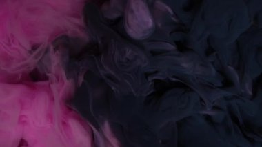 Yumuşak pembe ve koyu mürekkebin büyüleyici bir karışımı büyüleyici bir soyut oluşum içinde zarafetle birlikte dönüyor.