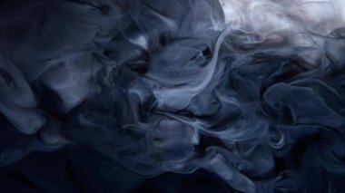 Soyut ve gizemli bir görsel atmosfer yaratan karanlık girdaplı duman desenleri görülmeye değer.