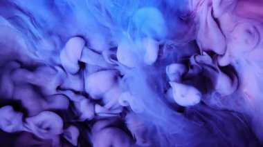 Büyüleyici ve büyüleyici bir karışım girdap gibi mor ve canlı mavi renkler çarpıcı bir soyut görsel yaratıyor.