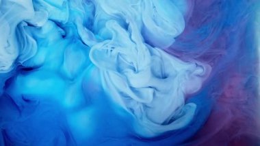 Bu soyut sanat eserleri büyüleyici ve dinamik bir karışım sergiliyor mavi ve beyaz renkler, güzel bir şekilde akışkan hareketi çağrıştırıyor.