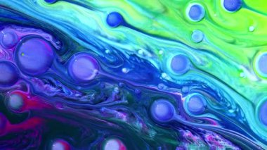 Renklerin ve şekillerin gerçekten büyüleyici bir karışımı. Karmaşık dairesel desenlerle birlikte canlı girdaplar sergiliyor.