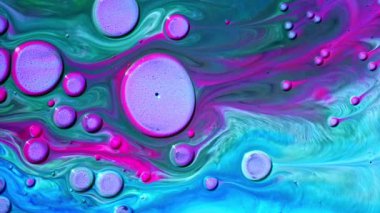 Kabarcıklarla dolu dinamik ve renkli sıvı sanatını gösteren canlı ve büyüleyici soyut bir görüntü.