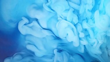 Dalgalı mavi mürekkep suda harmanlanmış ve harmanlanmış, çarpıcı soyut bir sanat dokusu yaratıyor.