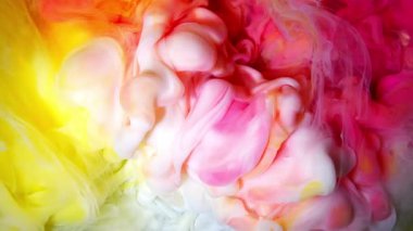 Pembe, sarı ve beyaz mürekkebin büyüleyici bir karışımı çarpıcı bir soyut desen içinde birlikte dönüyor..