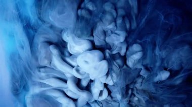 Büyüleyici ve büyüleyici soyut bir görüntü sergileniyor dumanlar zarif bir şekilde kıvrılıyor çarpıcı mavi renkler
