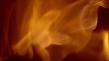 Dans eden ateşin büyüleyici görüntüsü kömürleşmiş odunları güzel sıcak renklerde ve gölgelerde parlak bir şekilde aydınlatıyor.