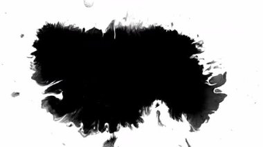 Siyah bir mürekkep sıçraması, el değmemiş ve temiz beyaz bir arkaplana karşı çarpıcı ve çarpıcı bir kontrast yaratır.