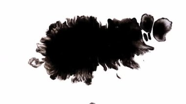 Değişik yaratıcı projeler için mükemmel, dinamik dokuları ve eşsiz şekilleri olan ilgi çekici bir mürekkep lekesi.