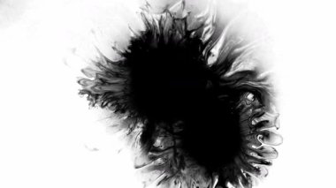 Karmaşık siyah mürekkep kalıplarıyla dolu göz alıcı soyut bir tasvir, yaratıcı projeler için mükemmel.