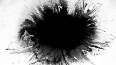 Görsel olarak çarpıcı bir siyah mürekkep patlaması beyaz arka planda sıvı kalıpları oluşturur.