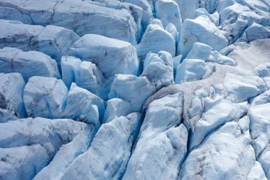 Göz kamaştırıcı bir hava manzarası muhteşem bir buzulda bulunan güzel desenli buz oluşumlarını sergiliyor.