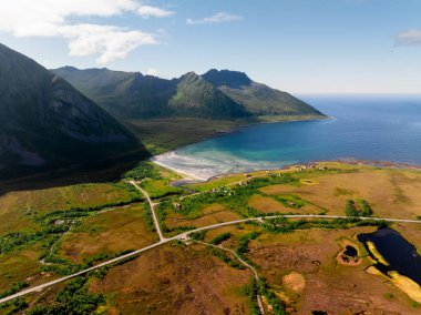 Nefes kesen kıyı manzarası büyüleyici dağlar, el değmemiş bir sahil ve bereketli yeşillikler sergiliyor.