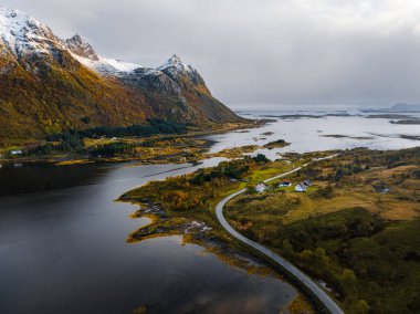 Bir hava çekimi Norveç 'in görkemli dağları, dingin gölleri ve dolambaçlı yolları ile muhteşem sonbaharı ön plana çıkarıyor.