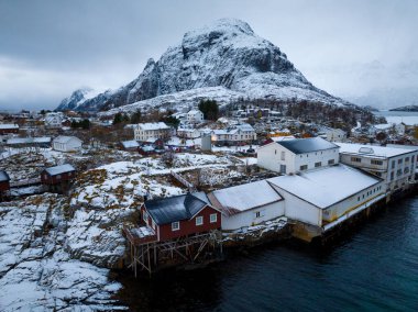 Huzurlu ve huzurlu bir manzara. Karla kaplı güzel bir köy. Görkemli bir dağ zirvesinin altında.