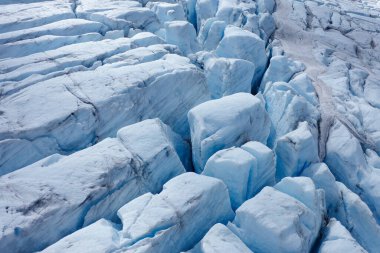 Görkemli bir buzulun manzarası nefes kesicidir, büyüleyici mavi buz ve karmaşık, çarpıcı çatlaklar.
