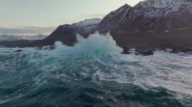 Güçlü okyanus dalgalarının, engebeli kıyı şeritlerini nefes kesici bir manzarayla vurmasının güzelliğini yaşayın..