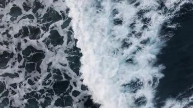 Çarpıcı hava görüntüleri kayalık kıyılara çarpan muhteşem dalgaları gösteriyor. Doğal güzellikleri gösteriyor.