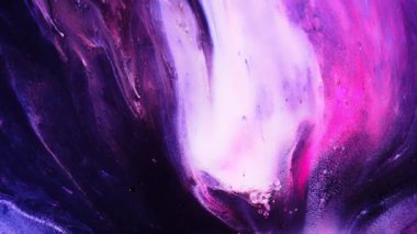 Mor ve pembe renkleri büyüleyici biçimlerde gösteren soyut akışkan sanatın büyüleyici bir görüntüsü.