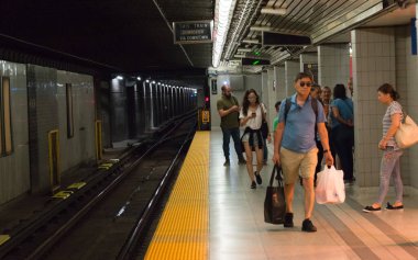 Toronto, Kanada - 09 01 2018: TTC metro yolcuları istasyonda tren bekliyor. Toronto Ulaşım Komisyonu otobüs, tramvay ve hızlı ulaşım işleten bir toplu taşıma şirketidir.